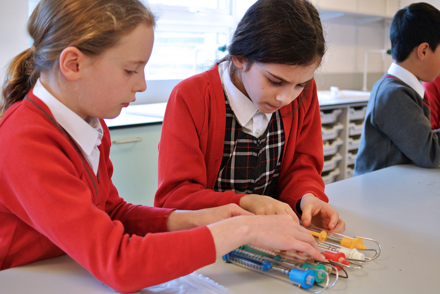 children looking at an electricity circuit