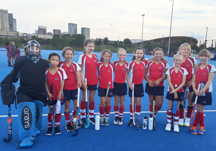 girls playing hockey