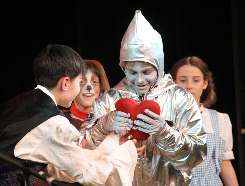 children acting in the wizard of oz play